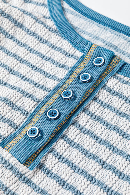 Himmelblaues Henley-Oberteil mit langen Ärmeln und Streifen, Rüschenbesatz und Knöpfen