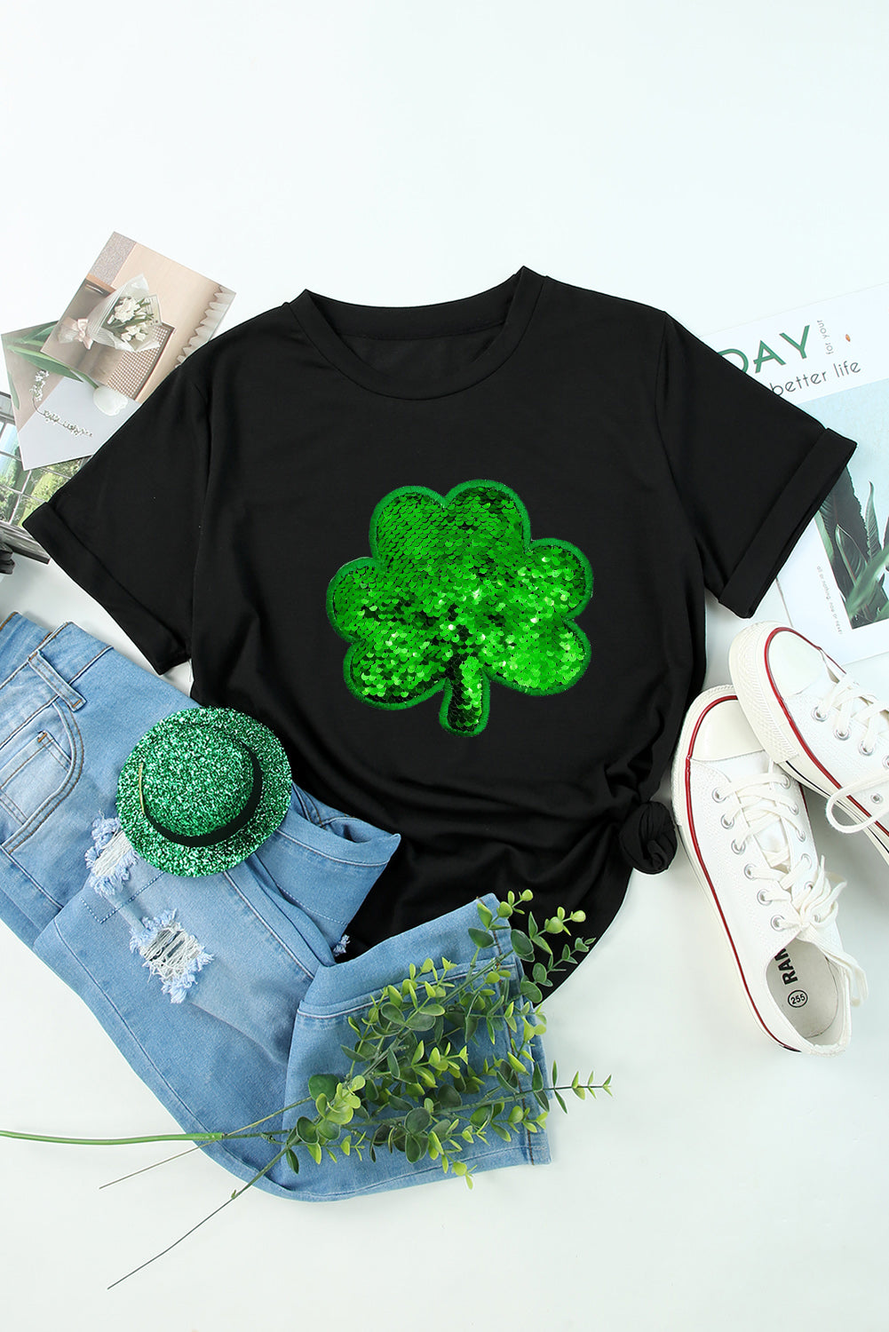 Schwarzes T-Shirt mit Kleeblatt-Stickerei und Rundhalsausschnitt