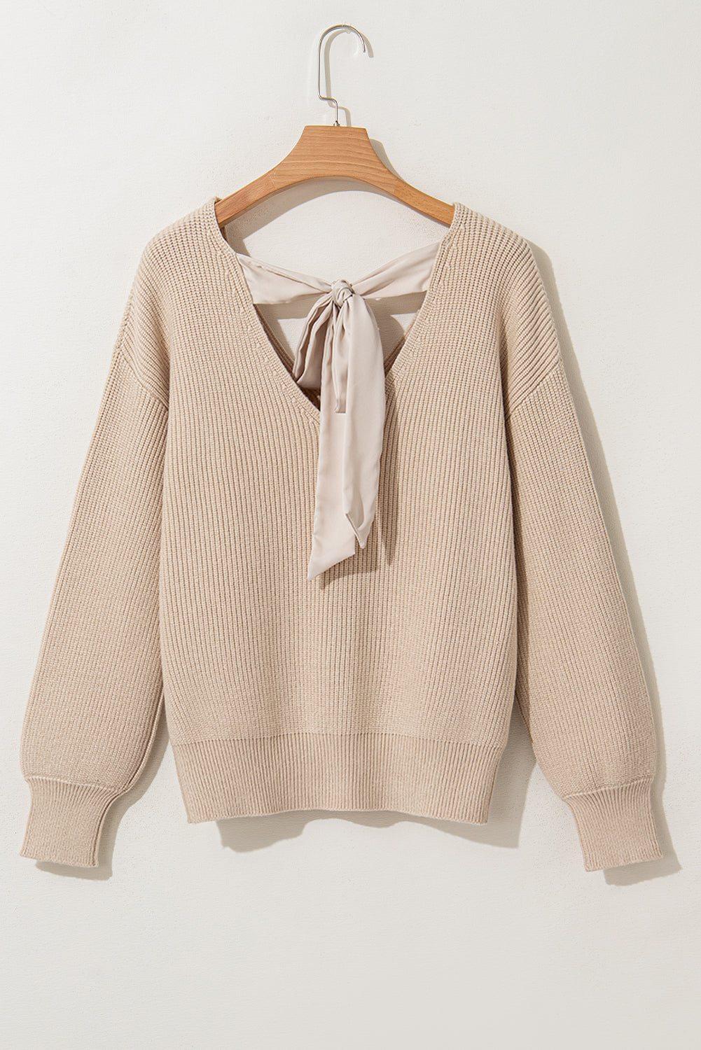 Aprikosenfarbener Pullover mit Laternenärmeln und V-Ausschnitt und Knoten hinten