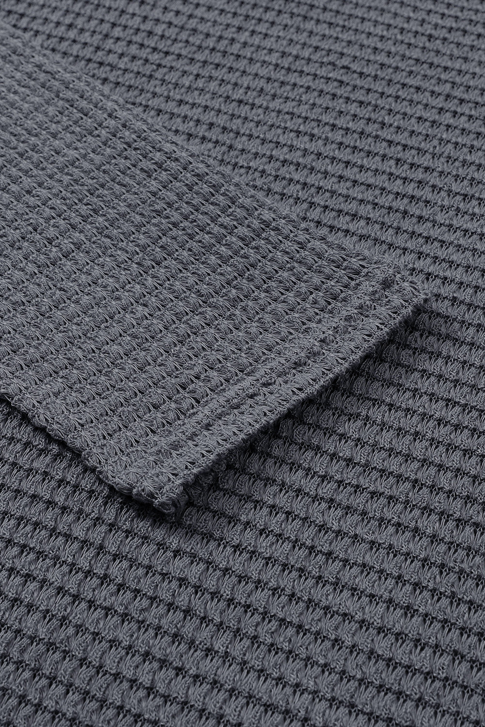 Graues Oversize-Oberteil mit hohen Schlitzen und Waffelstrick