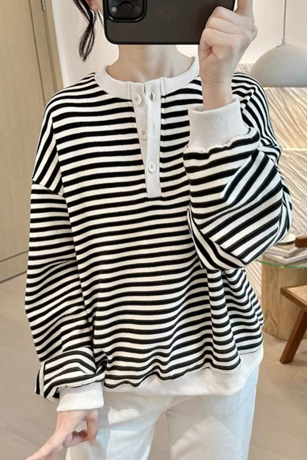 Weißes, gestreiftes, farbiges Block-Sweatshirt mit Rundhalsausschnitt und Knöpfen