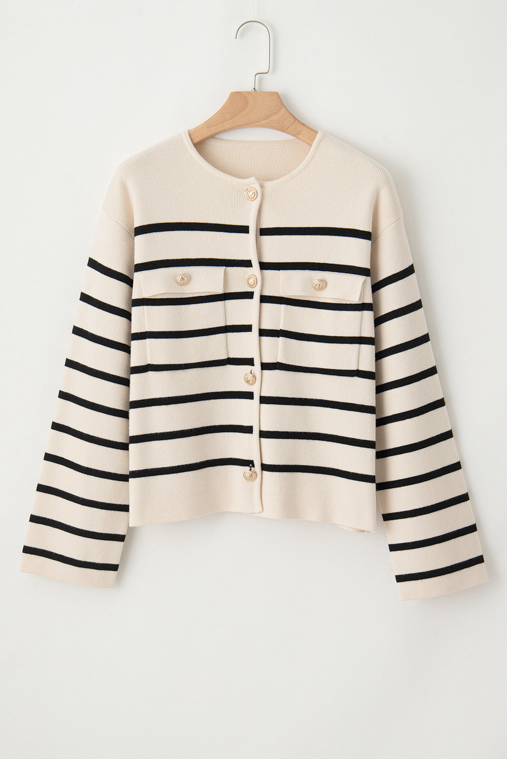 Schwarzer Cardigan mit Streifen, Pattentasche und Knöpfen