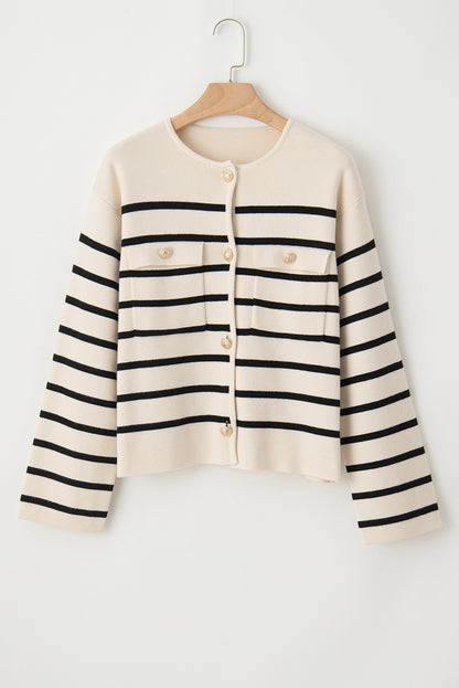 Schwarzer Cardigan mit Streifen, Pattentasche und Knöpfen