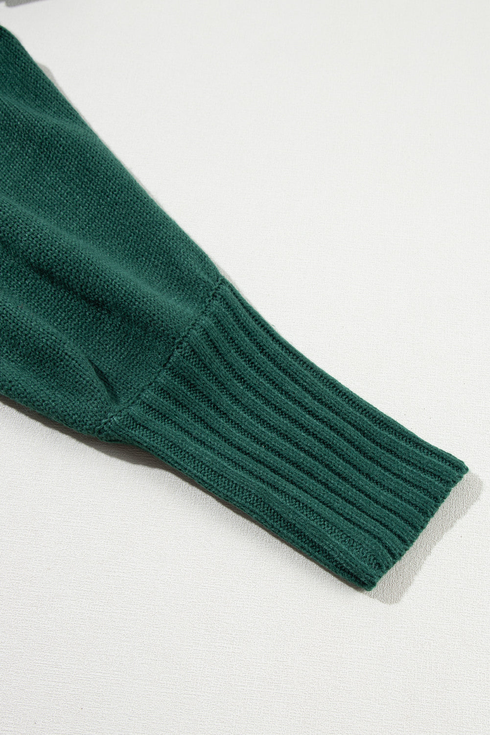 Schwarzgrüner Pullover mit fröhlicher Buchstabenstickerei und hohem Kragen