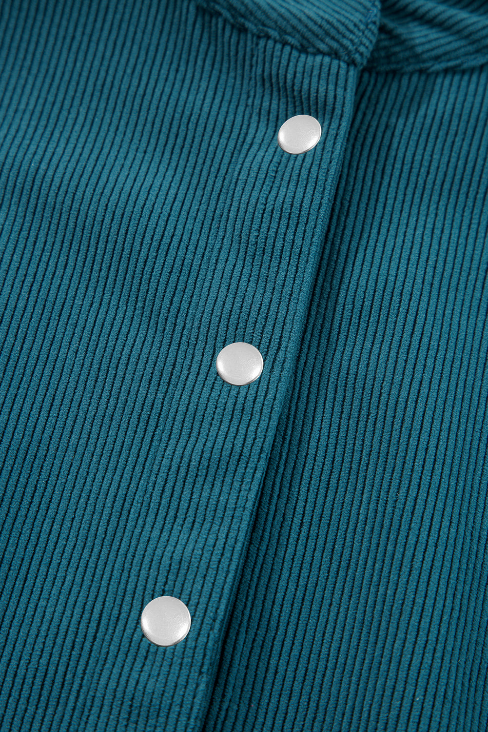 Blaues Cordkleid mit Druckknöpfen und Empire-Taille und Armbandärmeln