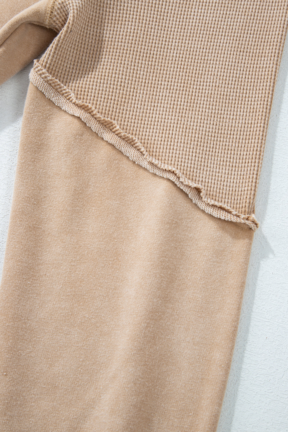 Helles, französisches Beige, einfarbiges Waffelstrick-Patchwork-Sweatshirt mit Raglanärmeln