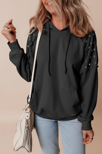 Schwarzer, einfarbiger Kapuzenpullover mit Raglanärmeln und Nieten und Tasche