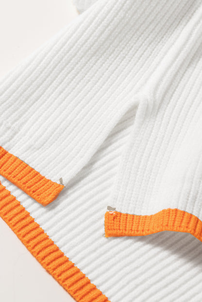 Weißer Pullover mit Viertelreißverschluss und überschnittener Schulterpartie mit buntem Rand