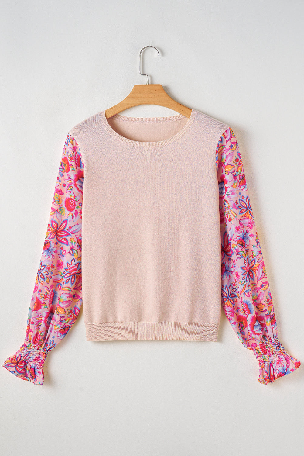 Haferflockenfarbenes Strickoberteil mit Patchwork-Blumenmuster und gesmokten Laternenärmeln