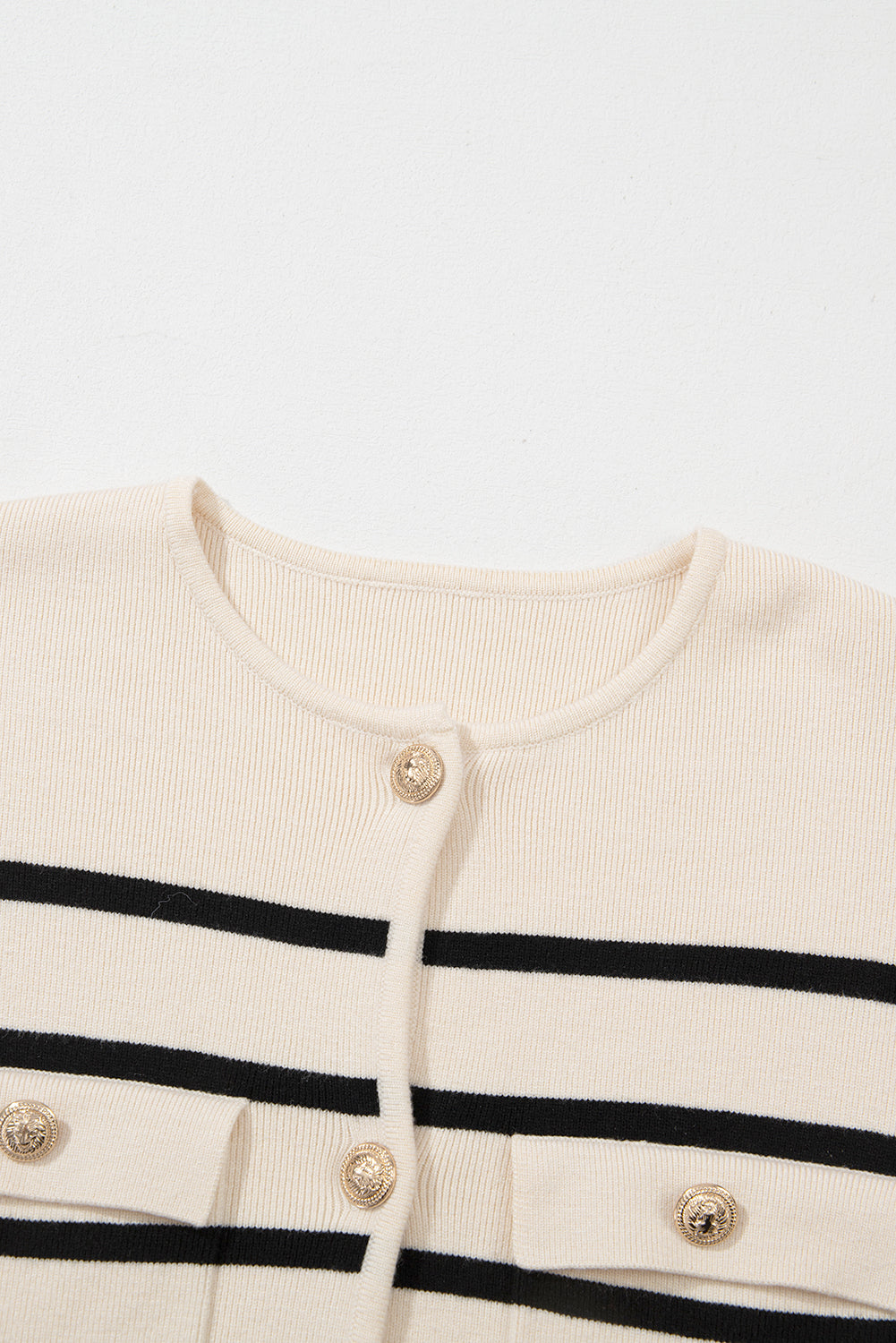 Schwarzer Cardigan mit Streifen, Pattentasche und Knöpfen