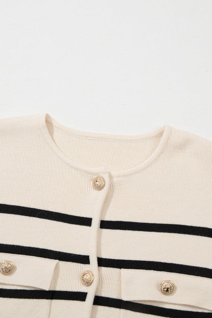 Schwarzer Cardigan mit Streifen, Pattentasche und Knöpfen