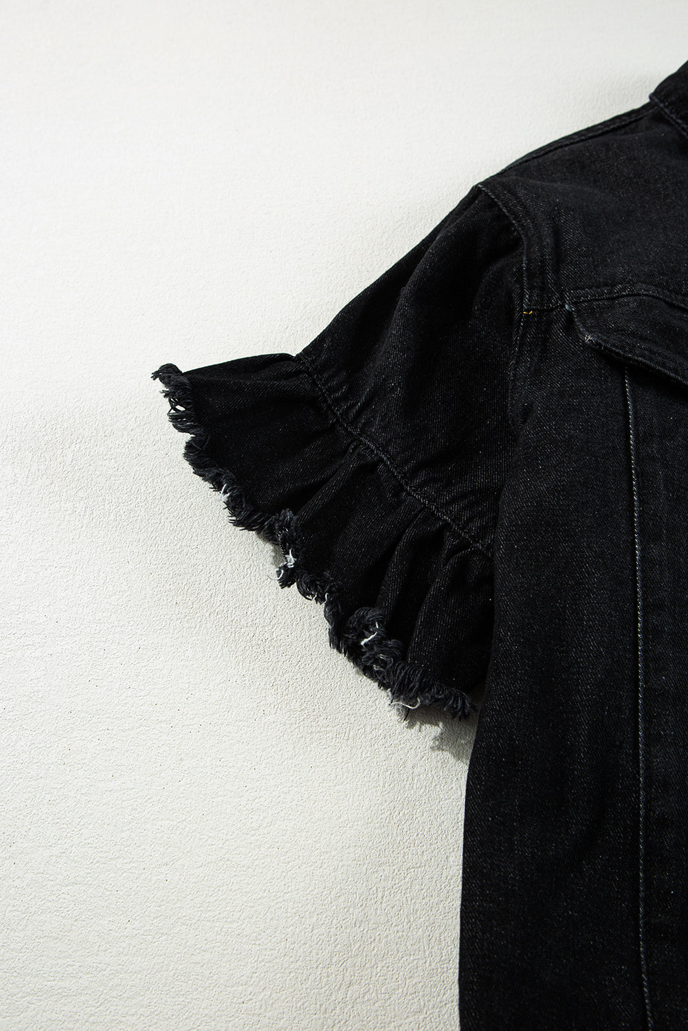 Schwarze, gerüschte, kurzärmlige Jeansjacke mit ungesäumten Kanten