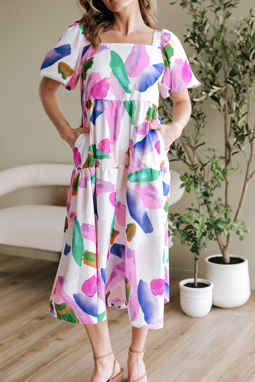 Lilafarbenes Midikleid mit abstraktem Print und Puffärmeln und gesmoktem Rücken