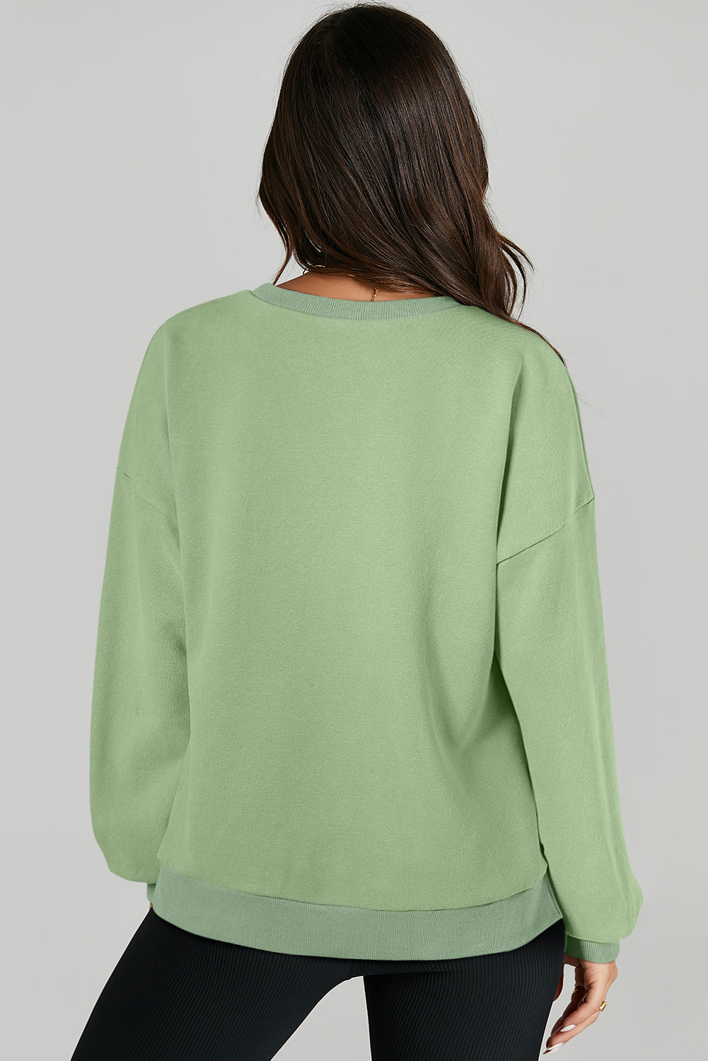 Grasgrünes, einfarbiges Sweatshirt mit Fleecefutter und überschnittener Schulterpartie und hohem Bund