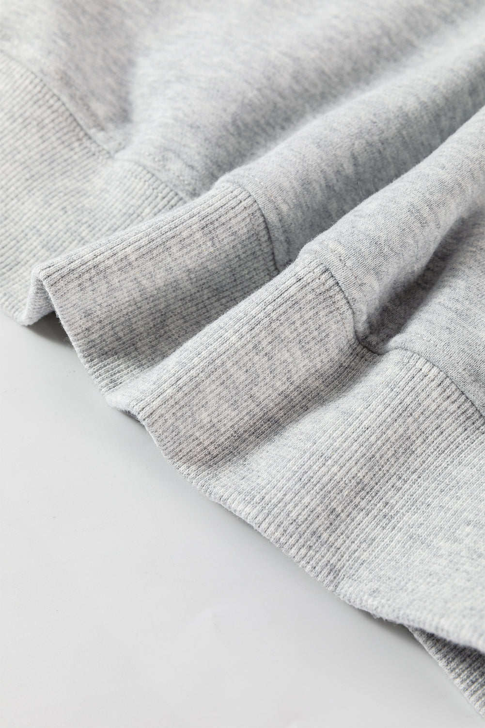 Hellgraues, schlichtes Sweatshirt mit Rundhalsausschnitt und überschnittener Schulter