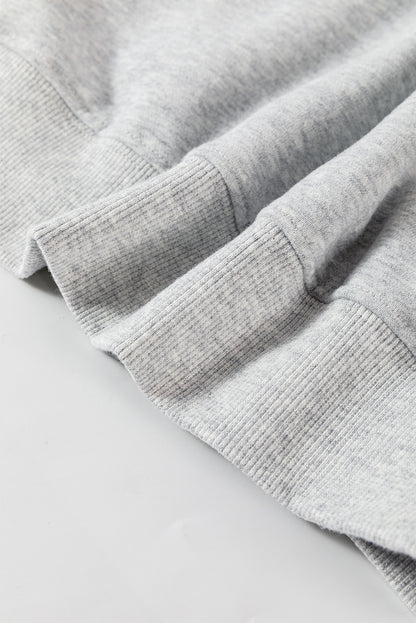 Hellgraues, schlichtes Sweatshirt mit Rundhalsausschnitt und überschnittener Schulter