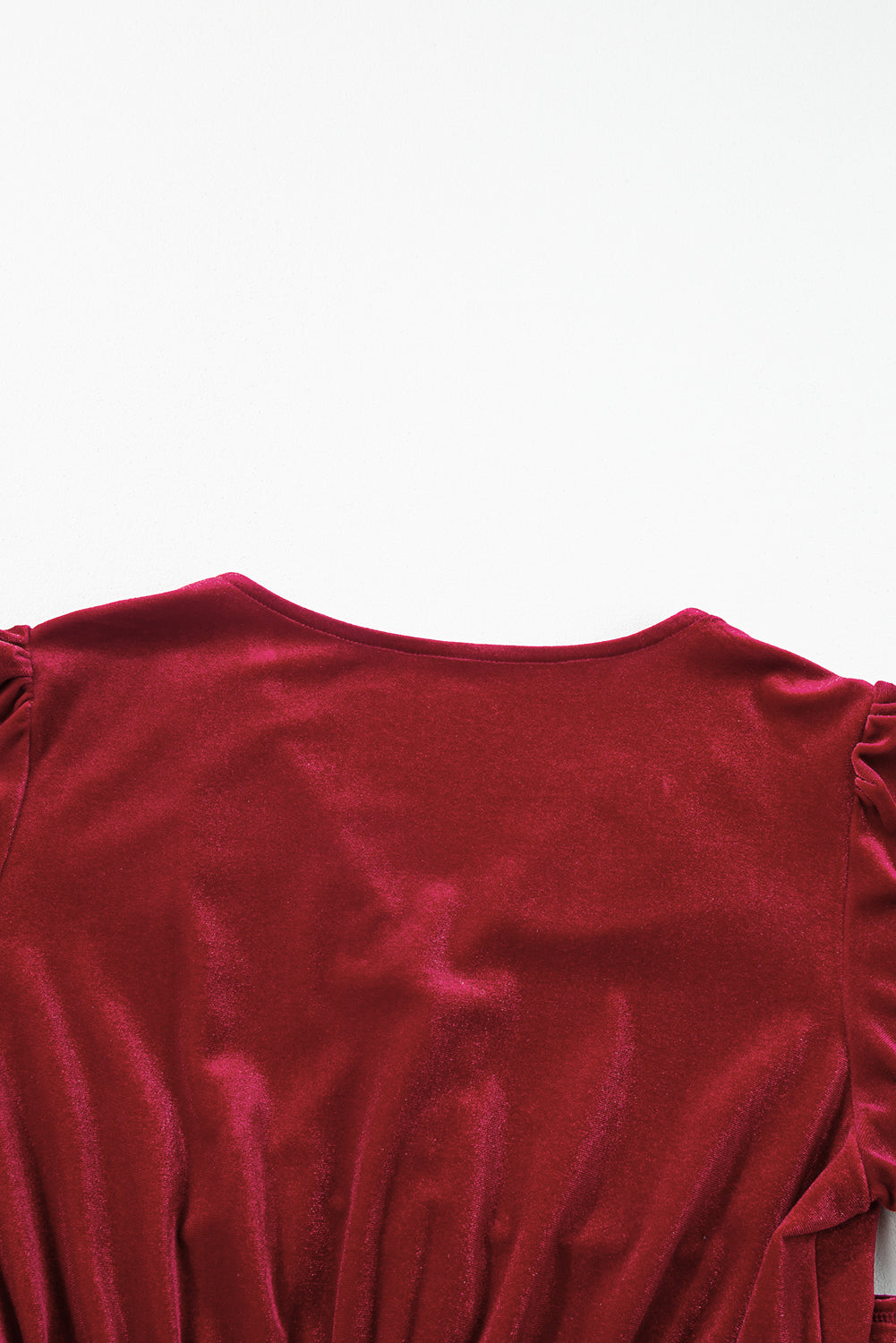 Racing Red – Midikleid aus Samt mit Knöpfen, Puffärmeln, V-Ausschnitt und Schlitz