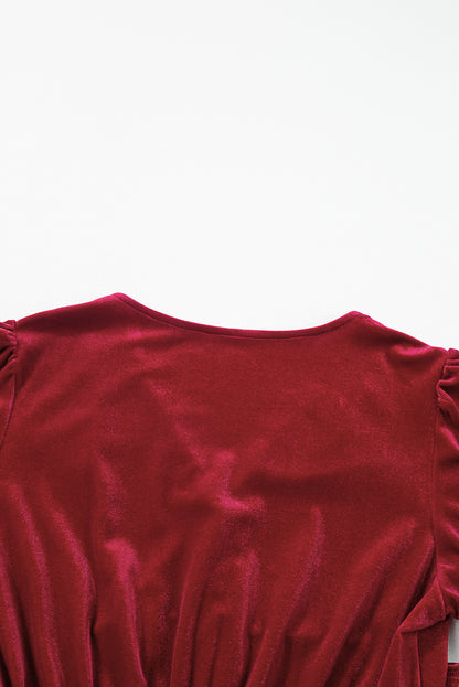 Racing Red – Midikleid aus Samt mit Knöpfen, Puffärmeln, V-Ausschnitt und Schlitz