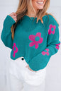Seegrüner Strickpullover mit großer Blume und tief angesetzten Schultern