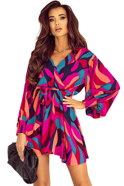 Feuerrotes Minikleid mit abstraktem Print und Gürtel und Puffärmeln