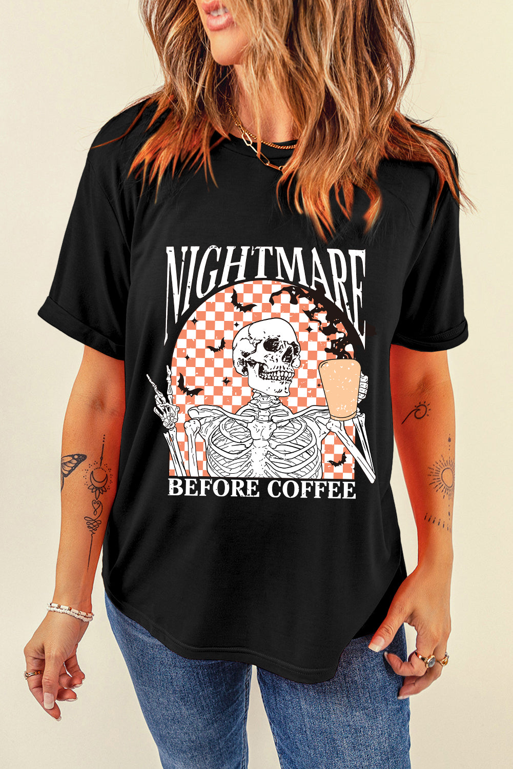 Schwarzes Halloween-T-Shirt mit Totenkopf-Schachbrett-Grafik von Nightmare Before Coffee