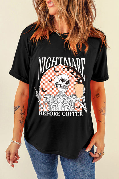 Schwarzes Halloween-T-Shirt mit Totenkopf-Schachbrett-Grafik von Nightmare Before Coffee