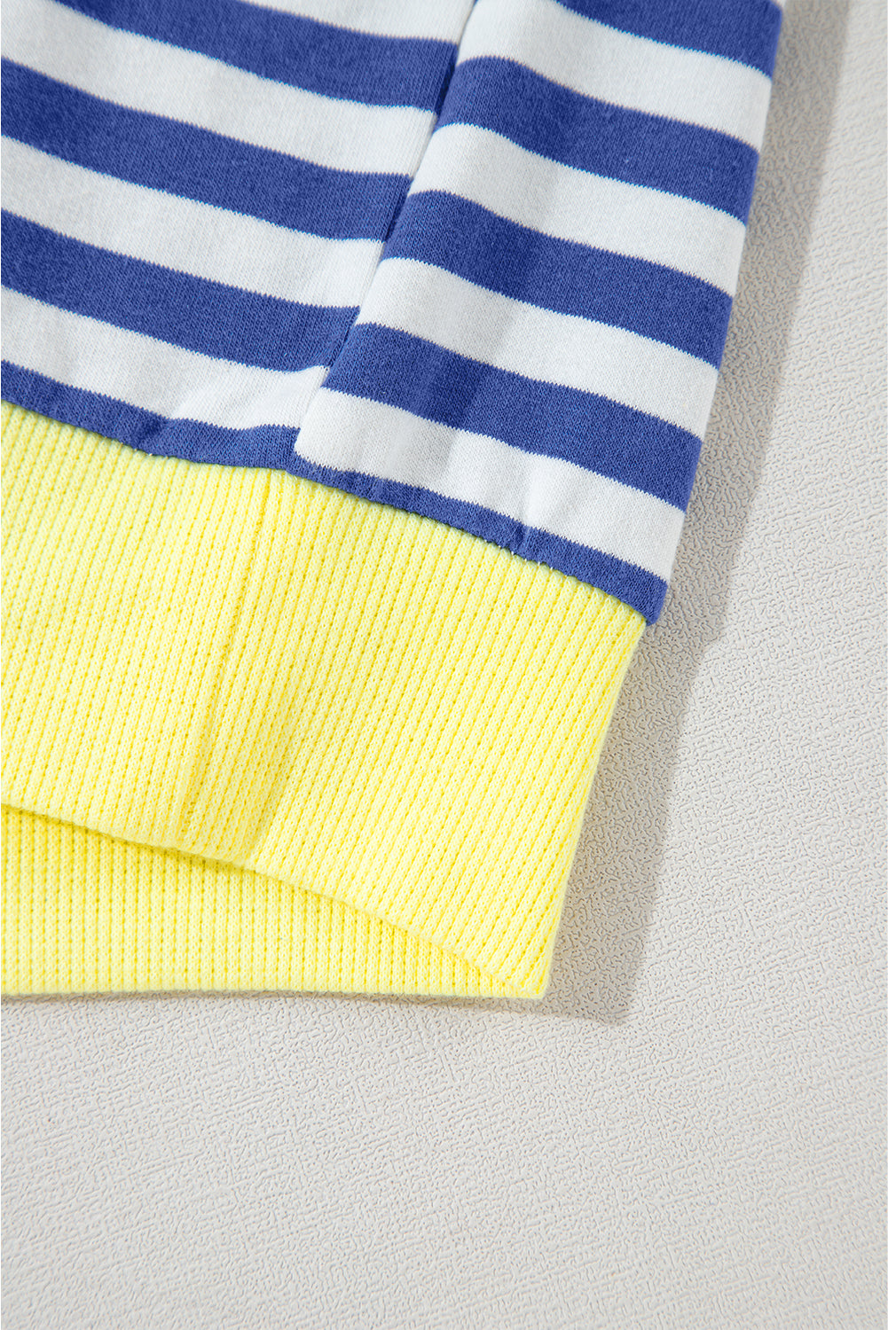 Übergroßes Pullover-Sweatshirt mit Kontrastbesatz und blauen Streifen