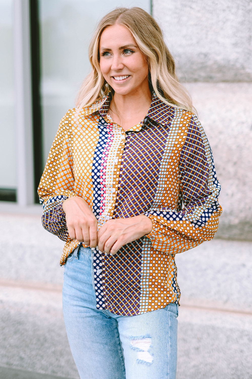 Braunes langärmliges Button-Down-Etuihemd mit Punktmuster