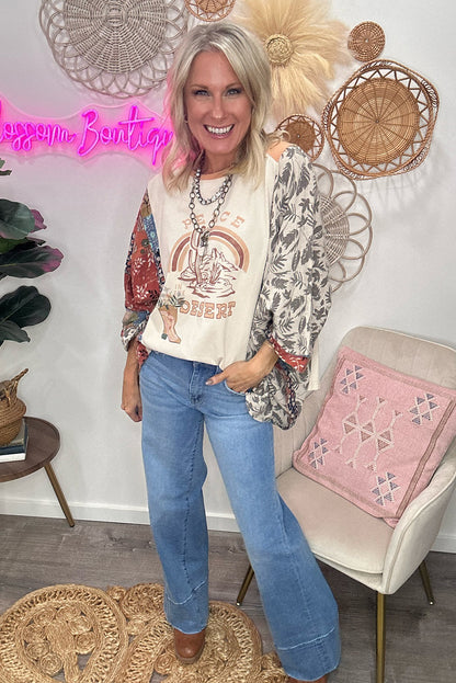 Mehrfarbiges, asymmetrisch bedrucktes Oberteil mit Patchwork-Ärmeln und Peace-Desert-Grafik