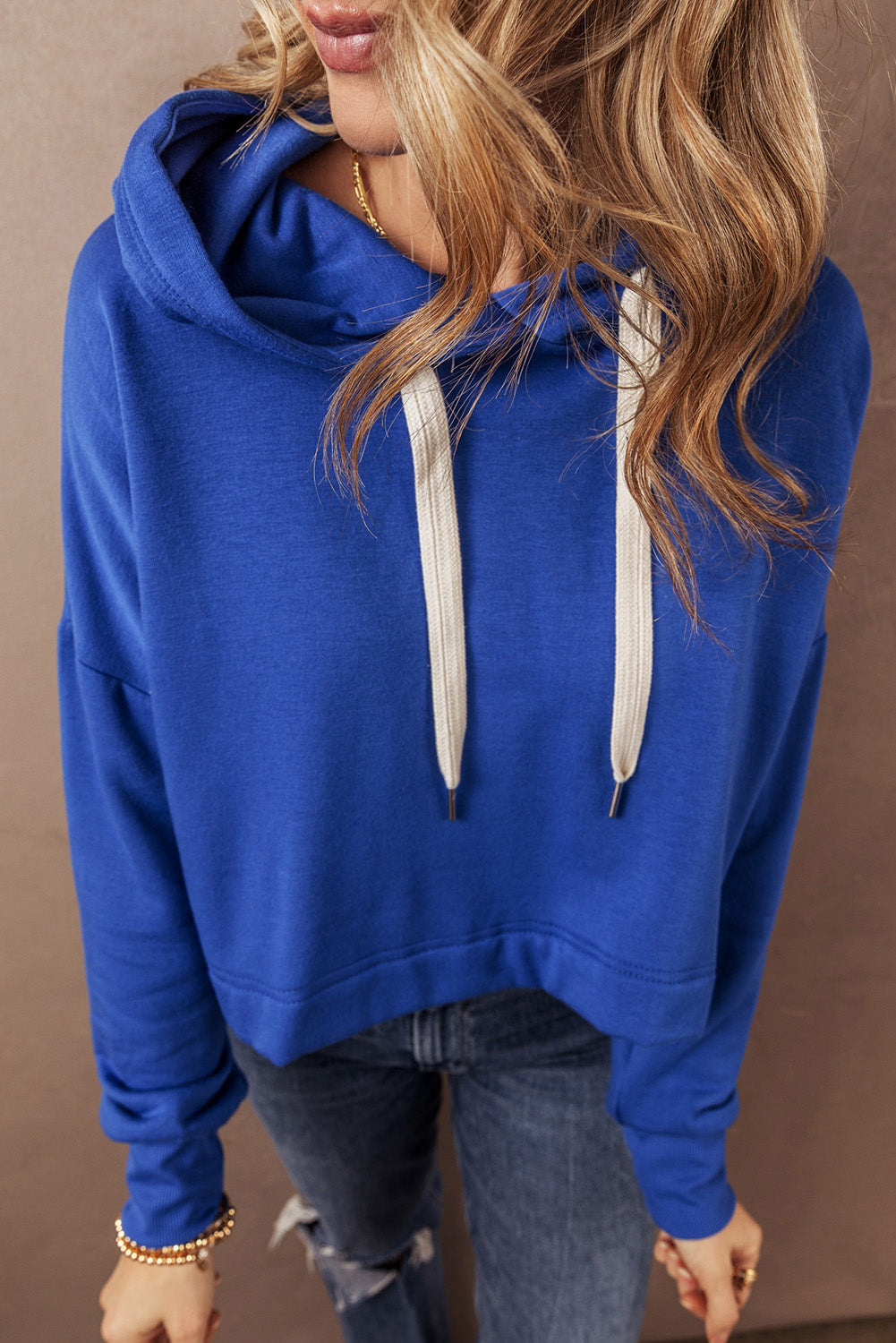 Dunkelblauer, einfarbiger, kurzer Hoodie mit überschnittener Schulterpartie und Kordelzug
