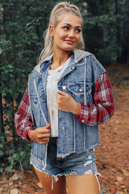 Beau Blue – Patchwork-Jeansjacke mit Kapuze und offenem Saum im Karomuster