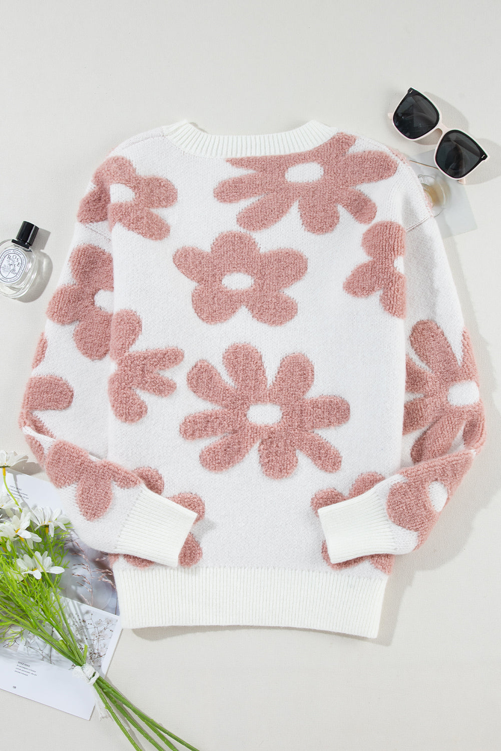 Weißer, strukturierter Pullover mit Blumenmuster und überschnittener Schulter