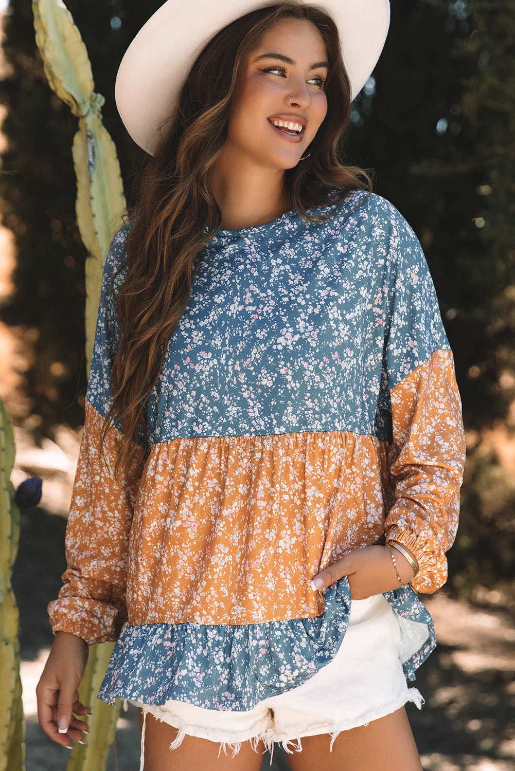 Orangefarbene Bluse mit Blumenmuster, Farbblockdesign, Rüschensaum und Rundhalsausschnitt