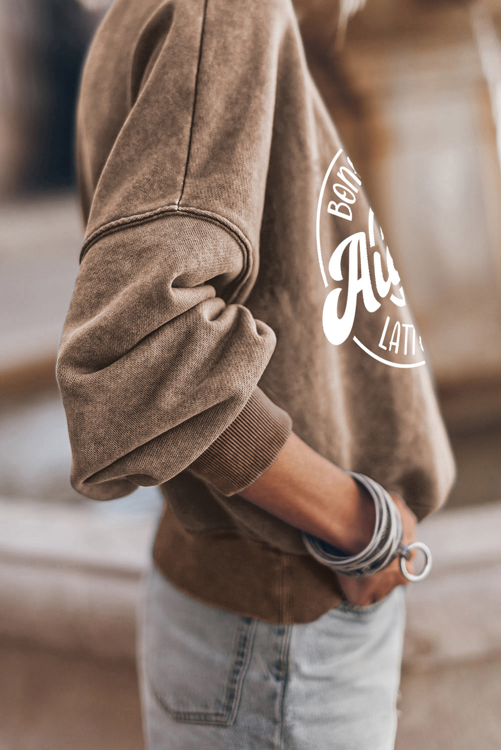 Braunes Sweatshirt mit lockerem, überschnittenen Schultern und Kürbis-Print im Herbststil