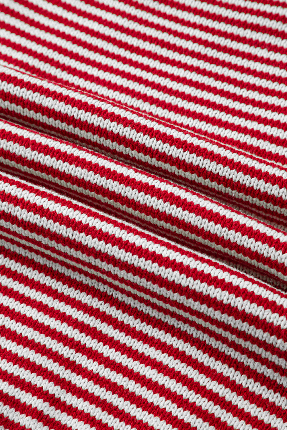 Rot gestreifter Pullover mit geometrisch strukturierter, überschnittener Schulter