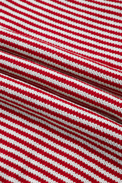Rot gestreifter Pullover mit geometrisch strukturierter, überschnittener Schulter