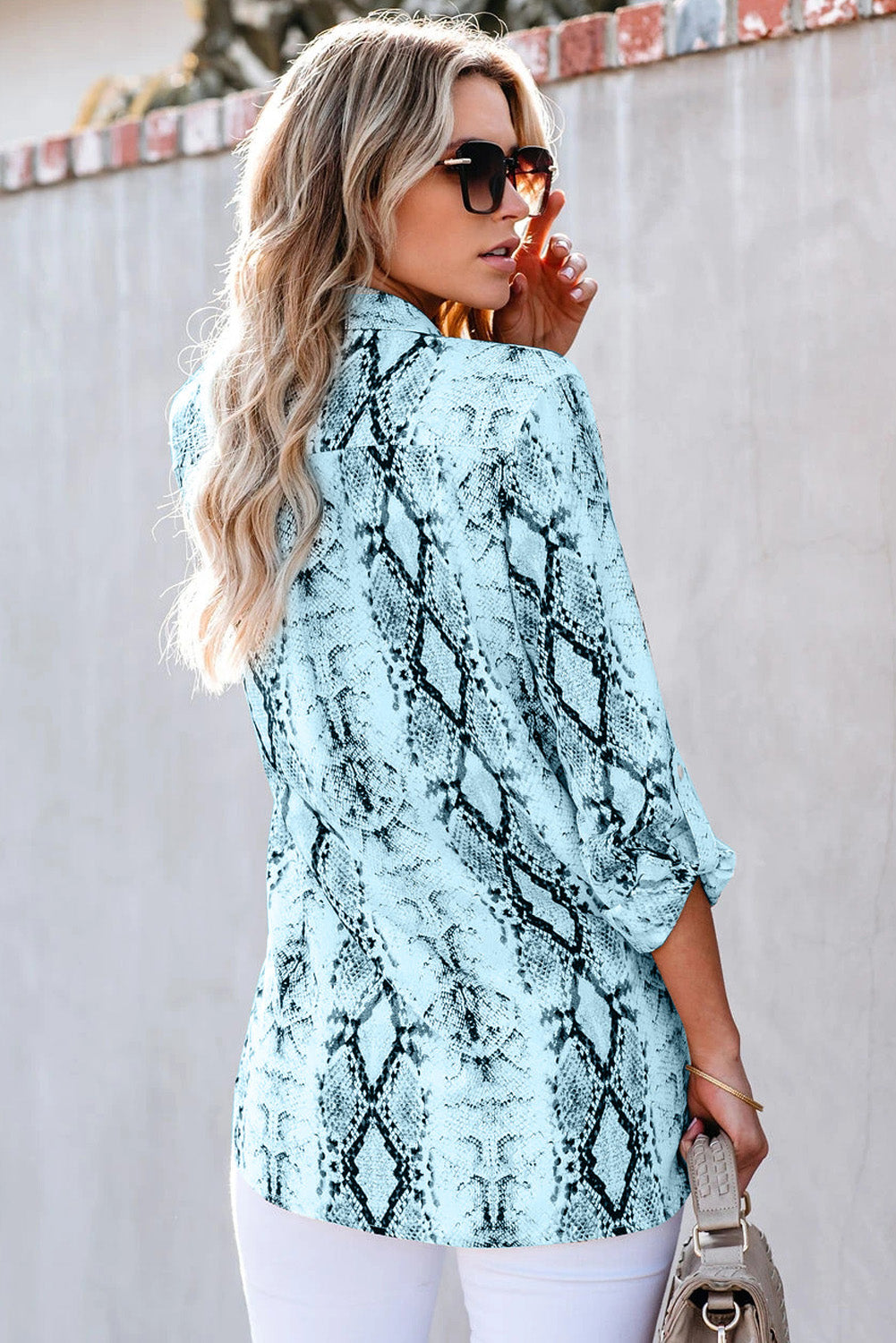 Blaues Hemd mit Wild Snake-Print und Taschen