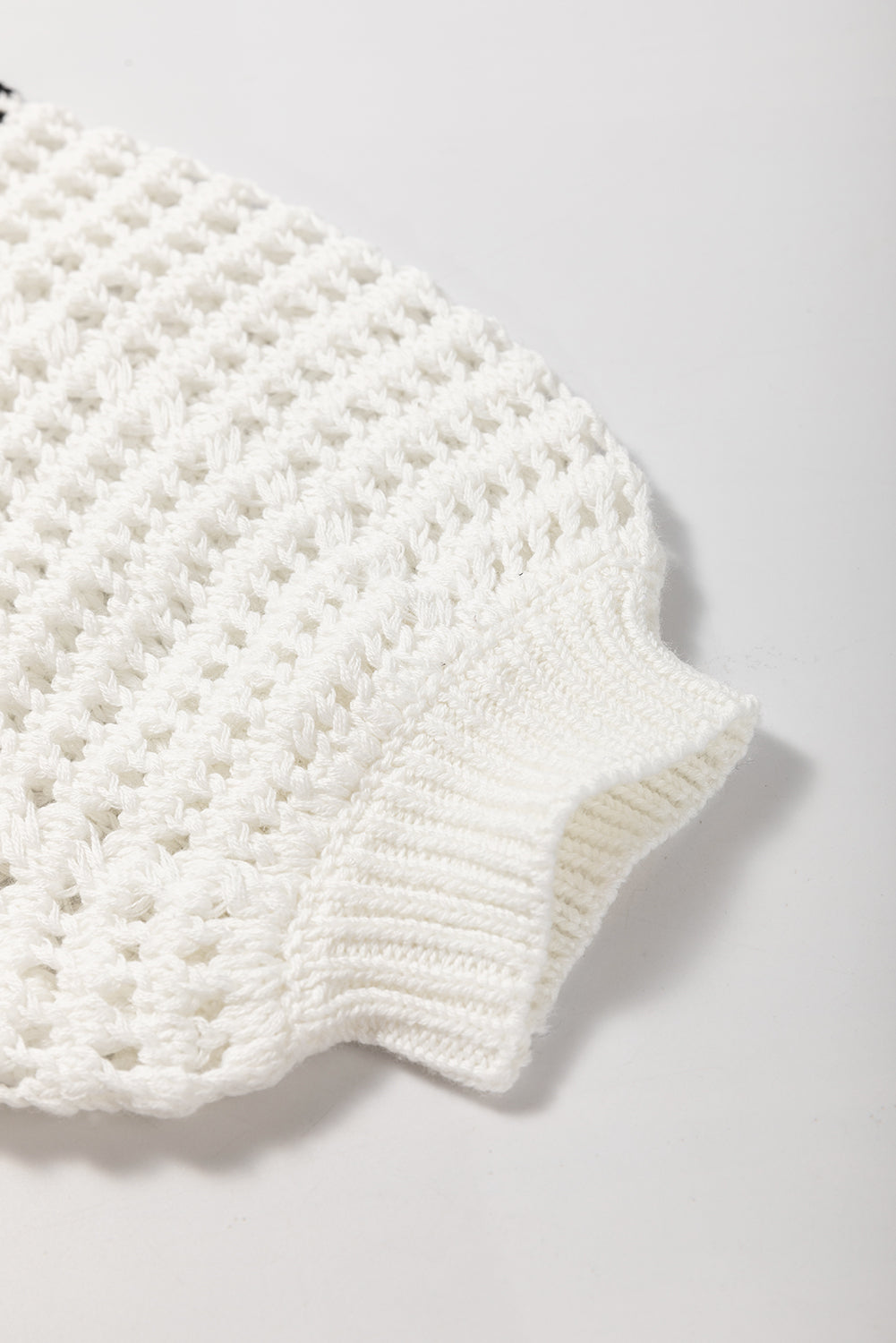 Weißer gestreifter Pullover mit durchbrochenem Strickmuster und Puffärmeln