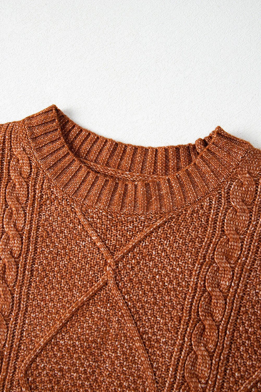 Kaffeebraunes, locker sitzendes Pulloverkleid mit Zopfmuster und überschnittener Schulter
