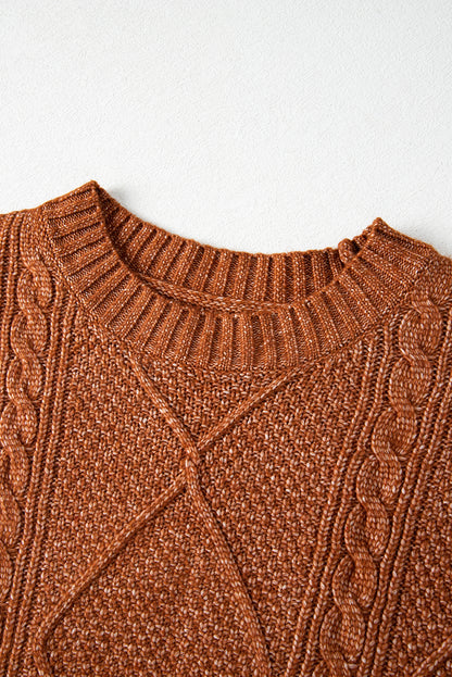 Kaffeebraunes, locker sitzendes Pulloverkleid mit Zopfmuster und überschnittener Schulter