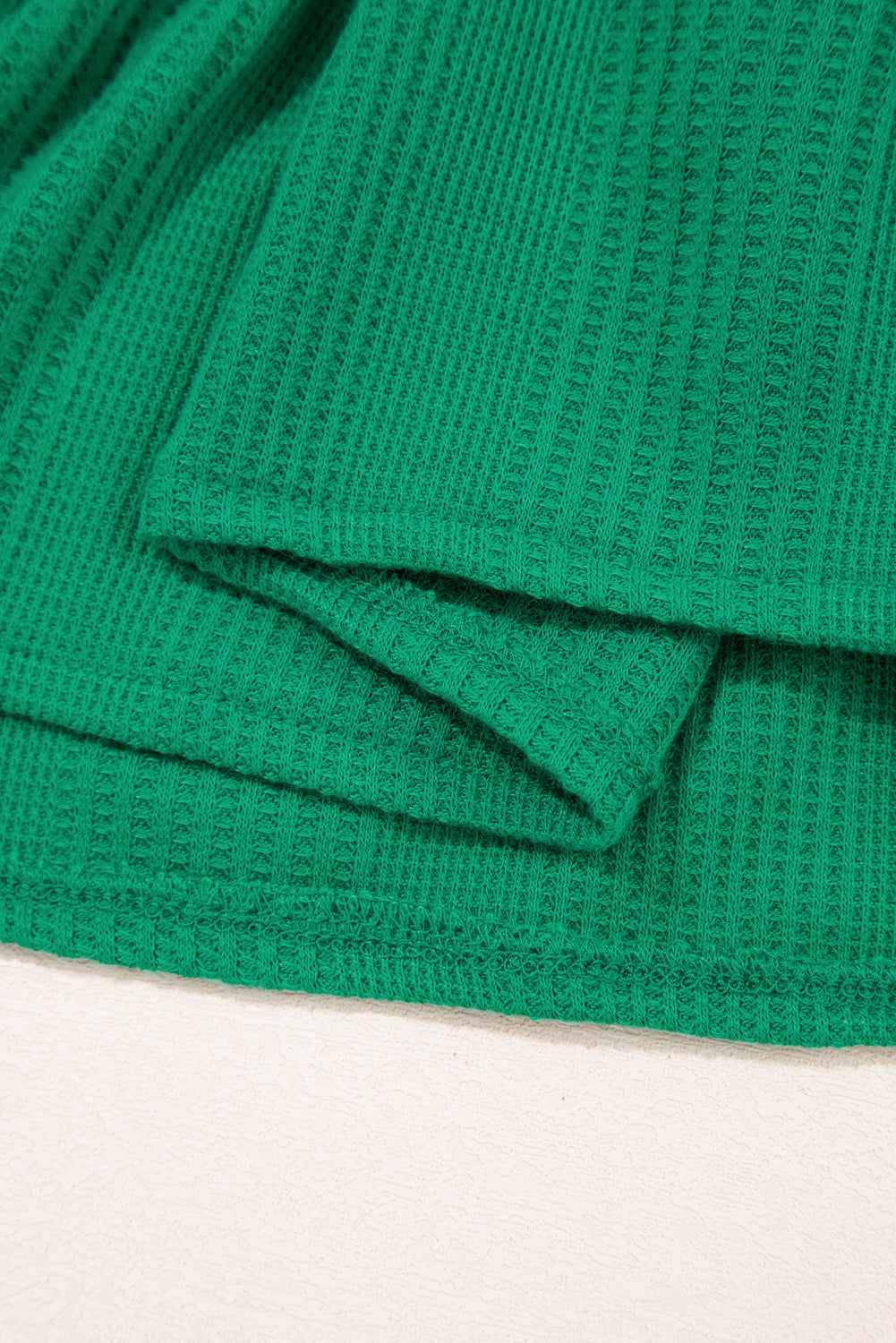 Grünes, einfarbiges Set aus geripptem Tanktop und Hose mit Rüschen