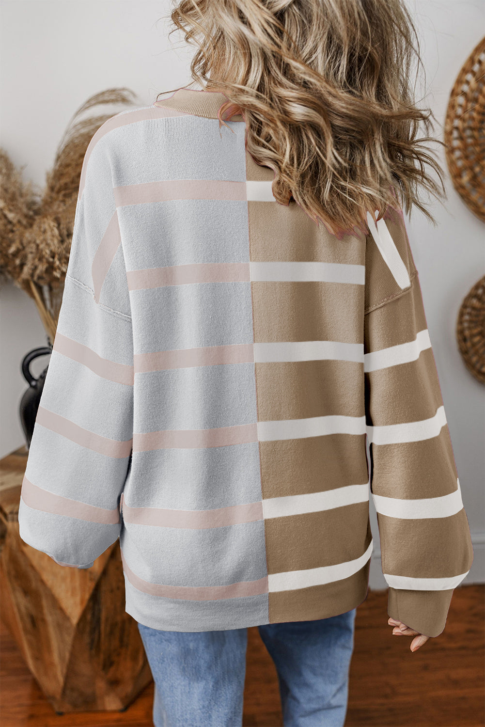 Khakifarbener Oversize-Pullover mit Farbblockdesign und Streifen