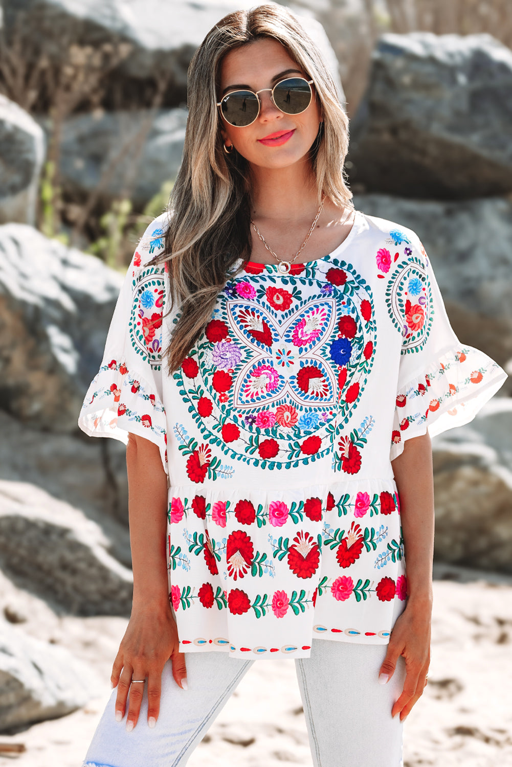 Weiße Bluse mit Rundhalsausschnitt und Rüschenbesatz im Boho-Stil mit Blumenmuster
