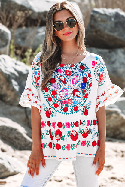 Weiße Bluse mit Rundhalsausschnitt und Rüschenbesatz im Boho-Stil mit Blumenmuster