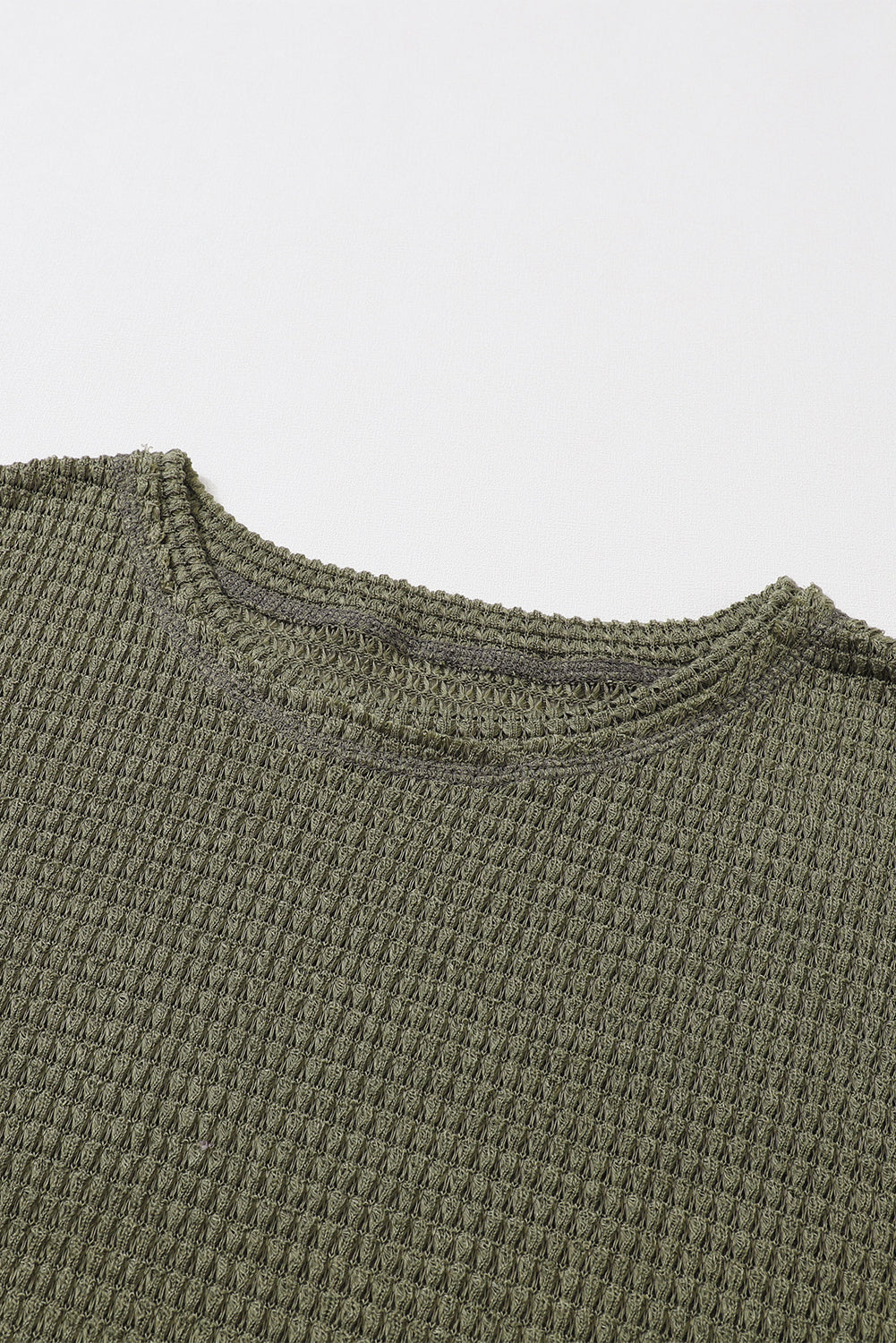 Grünes Oversize-Oberteil mit hohen Schlitzen und Waffelstrick