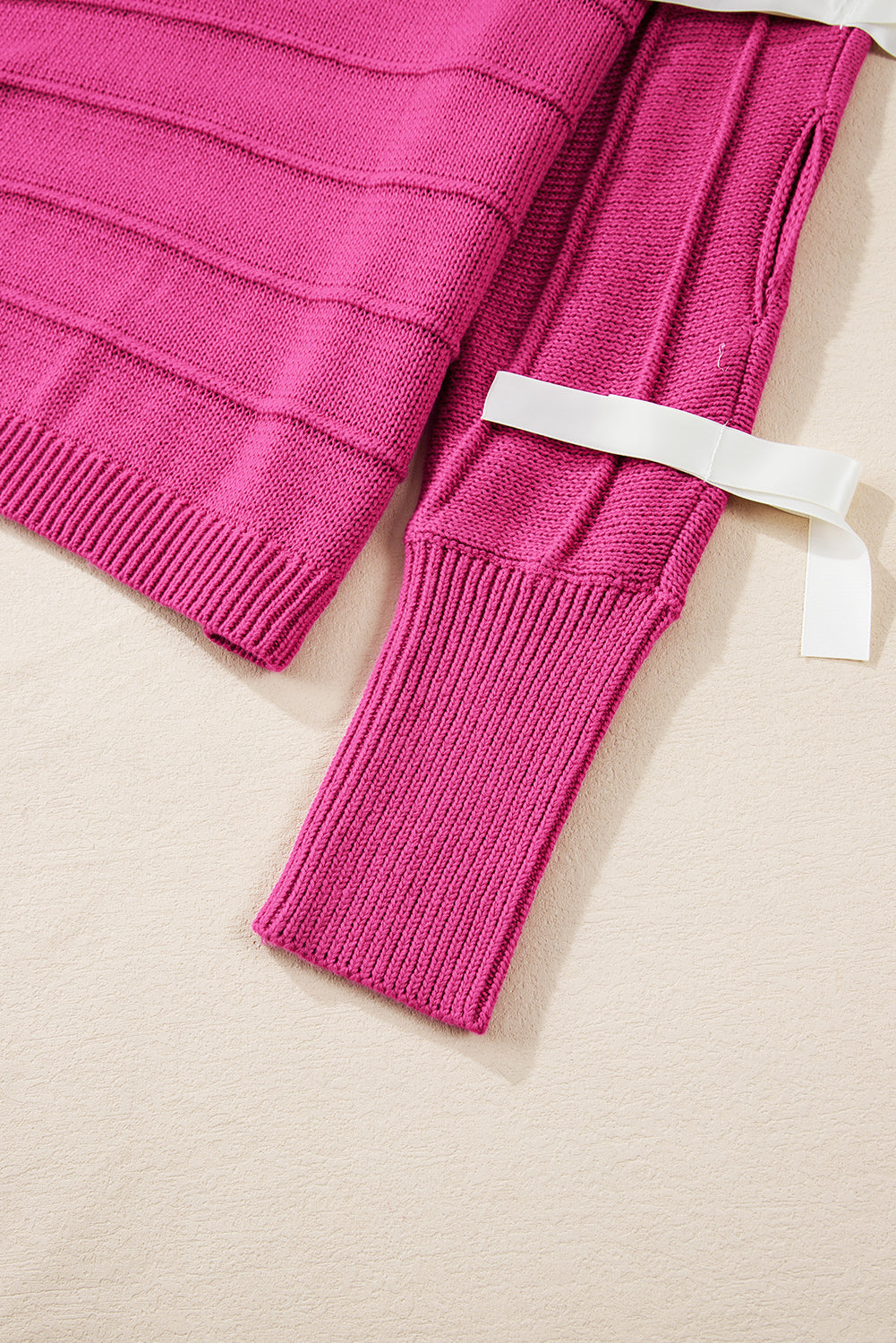 Rosaroter Pullover mit Schleife und Knoten, Rundhalsausschnitt und Cut-Out