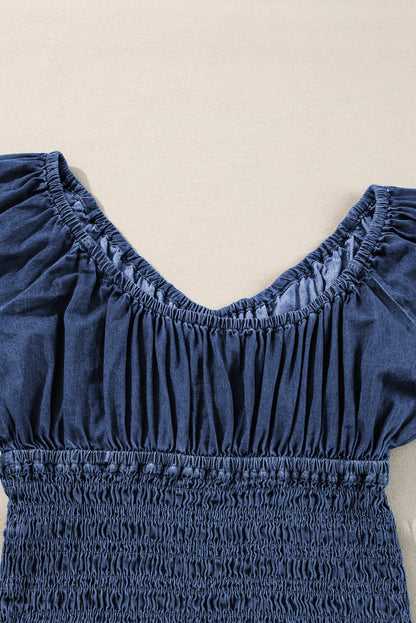 Dunkelblaue Jeansbluse mit gesmokten Rüschen und Puffärmeln sowie V-Ausschnitt