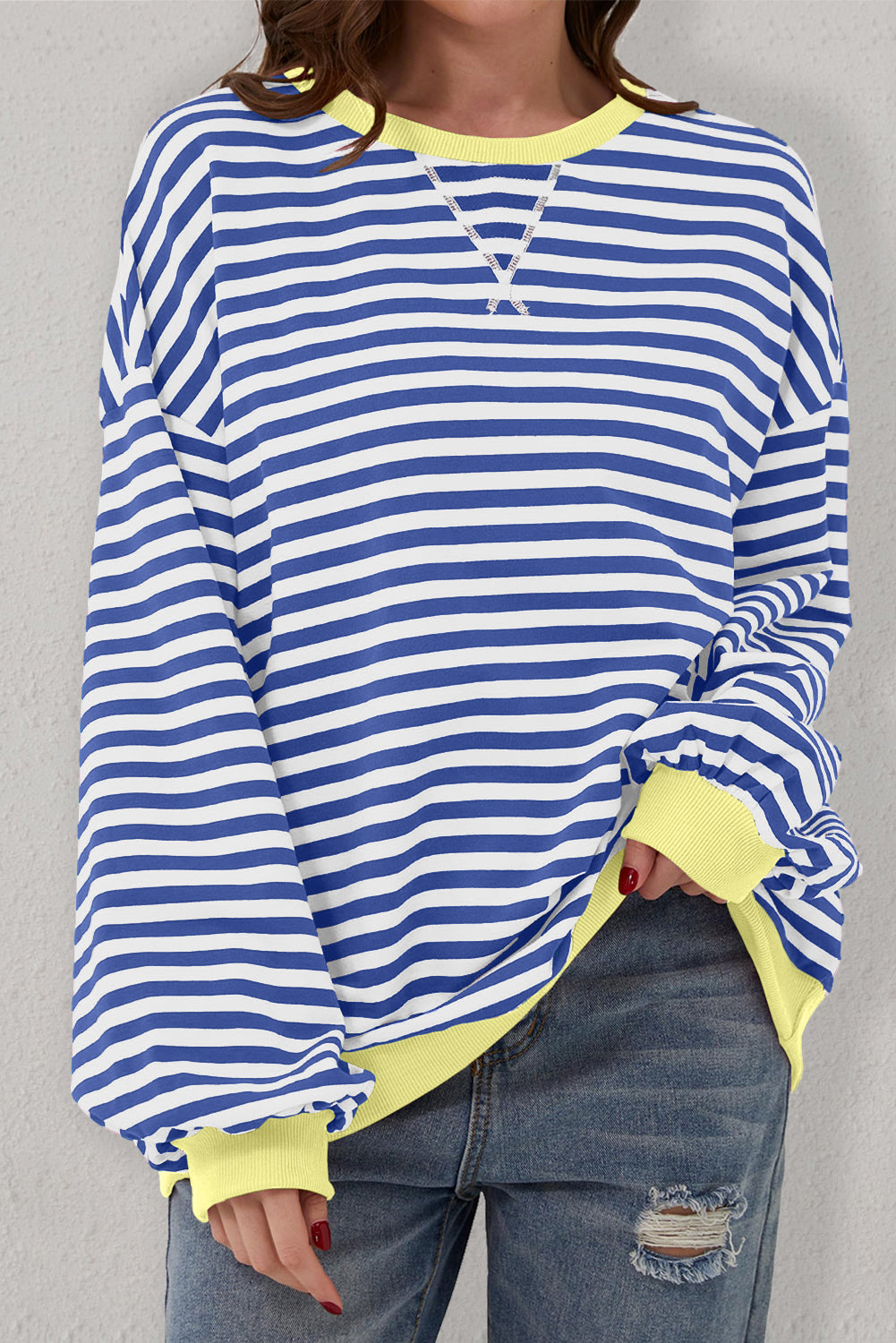 Übergroßes Pullover-Sweatshirt mit Kontrastbesatz und blauen Streifen