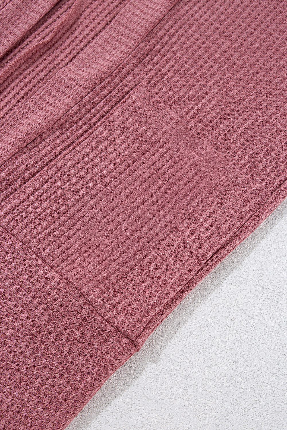 Mineralrote, einfarbige Strickjacke mit Waffelstrick und Tasche