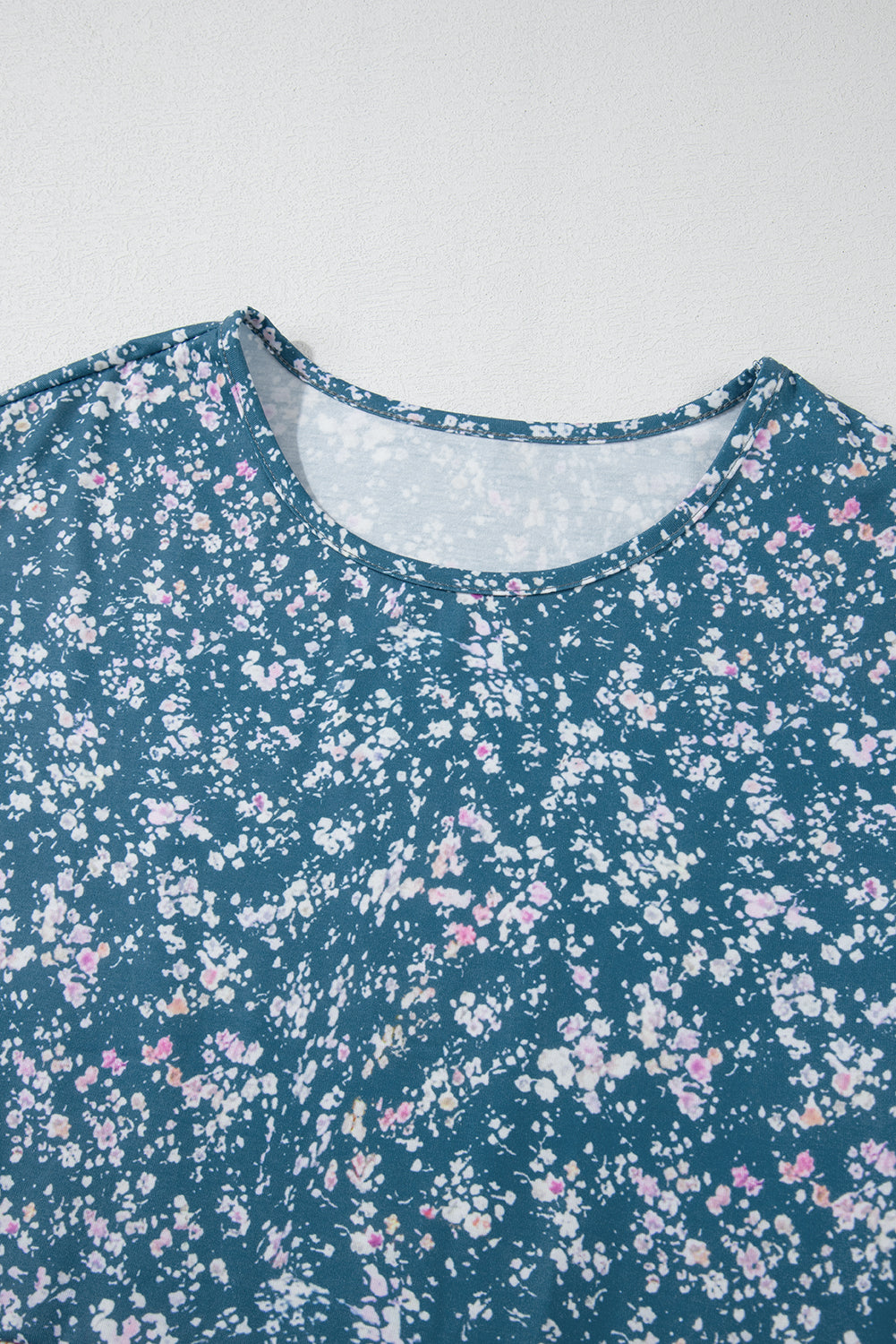 Orangefarbene Bluse mit Blumenmuster, Farbblockdesign, Rüschensaum und Rundhalsausschnitt